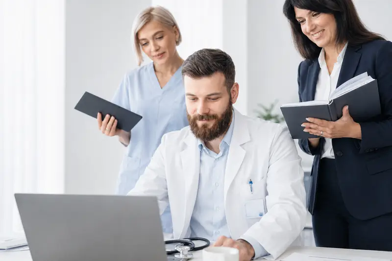 Docia-Beraterin und Klinikleiter besprechen gemeinsam Kandidatenprofile